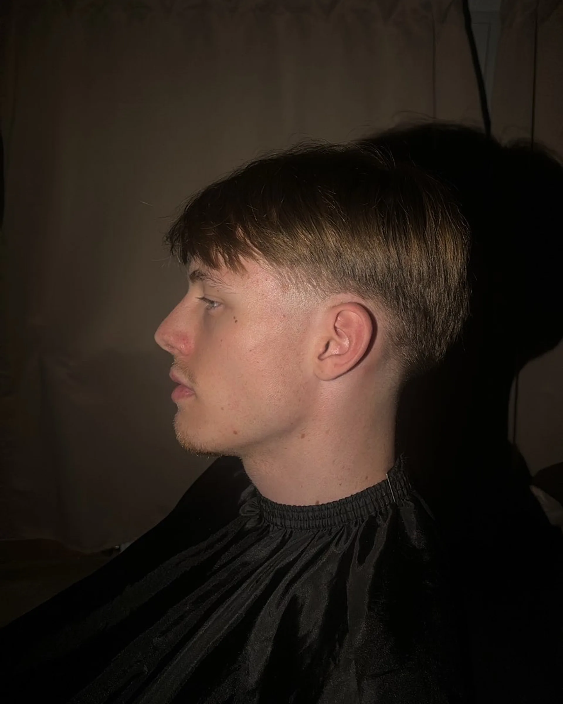 Getextureerde crop met een rechte pony en een lage taper langs de zijkant.