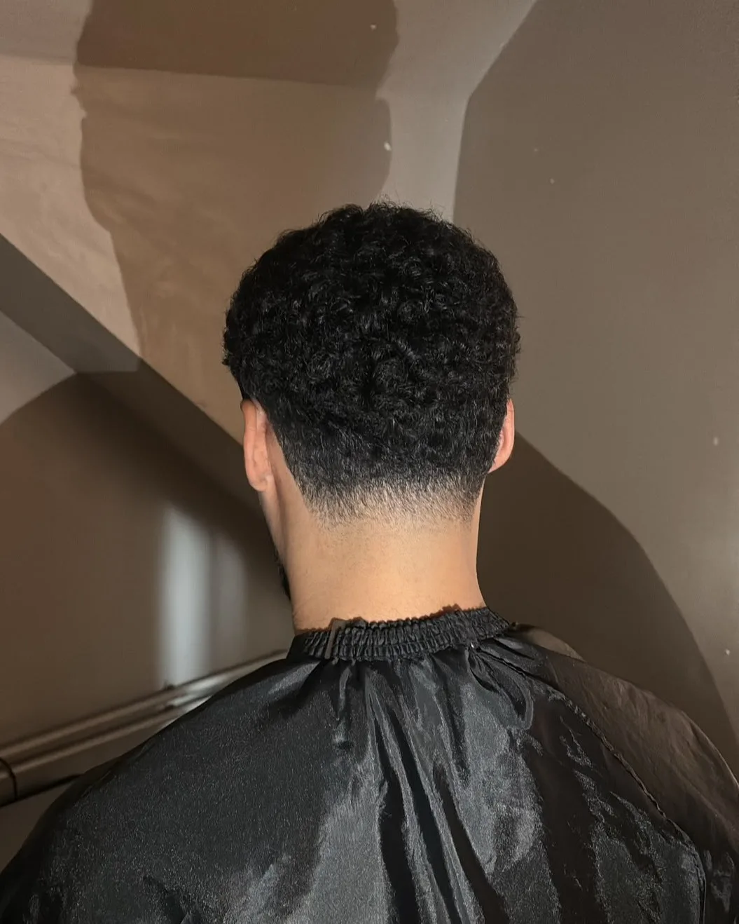 Low taper fade, met behoud van natuurlijke textuur